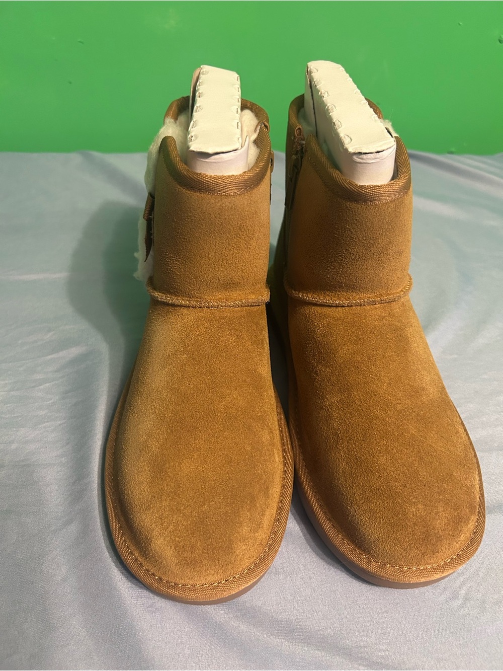 Girls size 4 Koolaburra UGG Chestnut suede mini Victoria boots